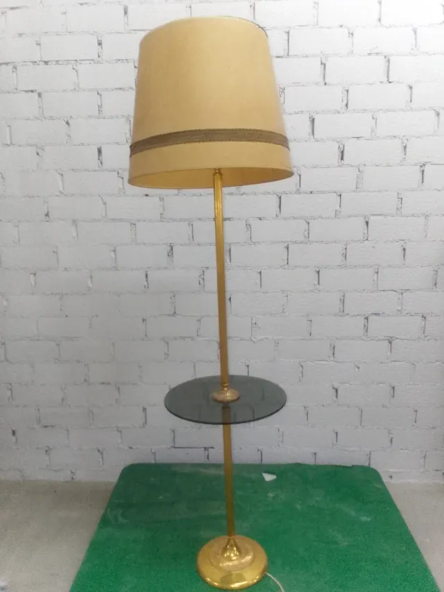 Lámpara antigua con mesa auxiliar cristal