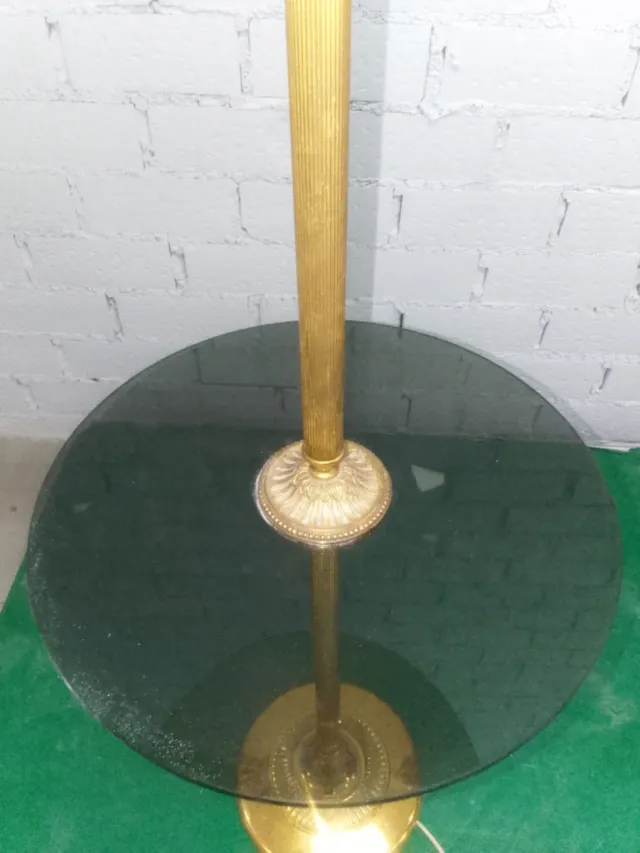 Lámpara antigua con mesa auxiliar cristal