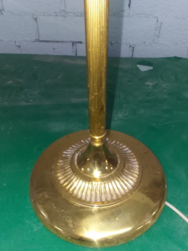 Lámpara antigua con mesa auxiliar cristal