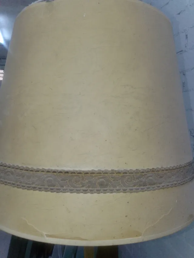 Lámpara antigua con mesa auxiliar cristal