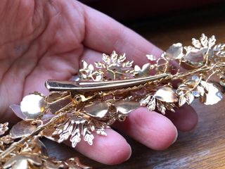 Tocado pelo flores y hojas oro blanco