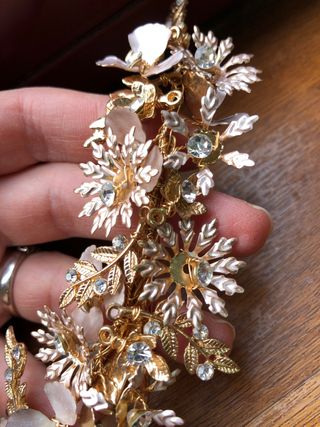 Tocado pelo flores y hojas oro blanco