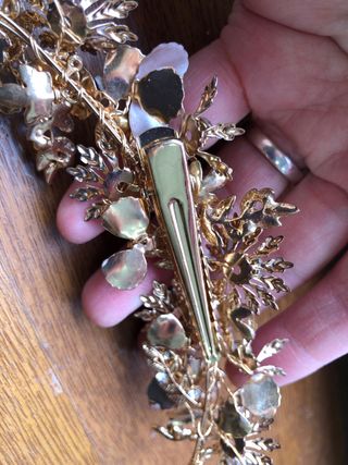 Tocado pelo flores y hojas oro blanco