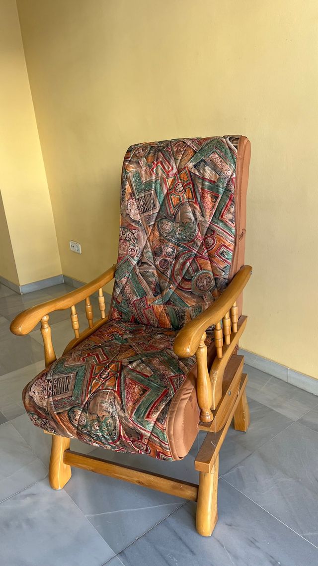 Sillón de madera vintage estampado