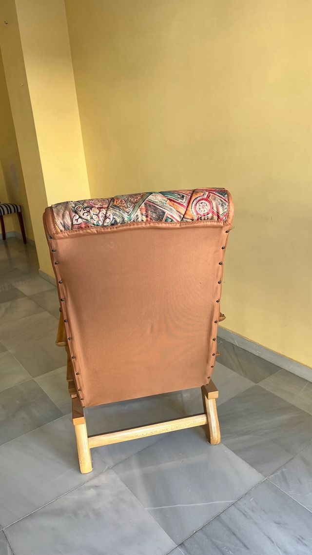 Sillón de madera vintage estampado