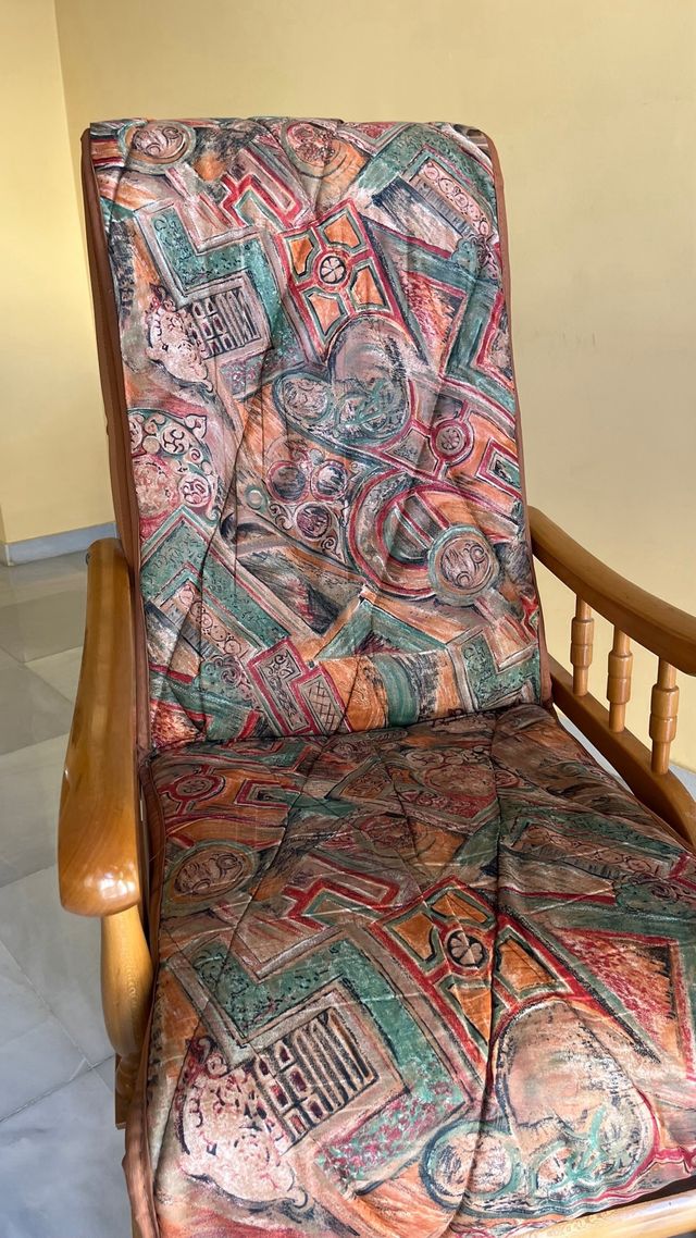 Sillón de madera vintage estampado