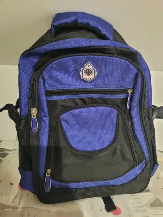 Mochila azul y negra