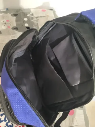 Mochila azul y negra