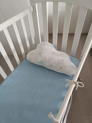 Cuna con colchón, protector y cojín