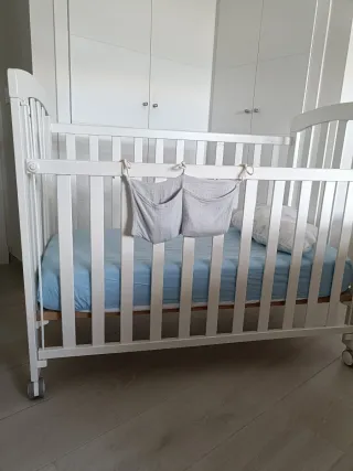 Cuna con colchón, protector y cojín