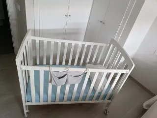 Cuna con colchón, protector y cojín