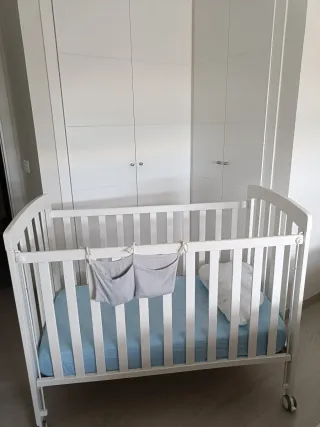 Cuna con colchón, protector y cojín