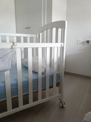 Cuna con colchón, protector y cojín