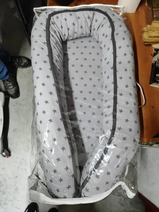 Nido reductor bebé estrellas gris