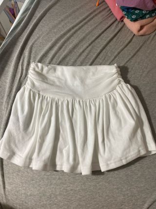 Falda blanca fruncida