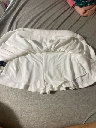 Falda blanca fruncida