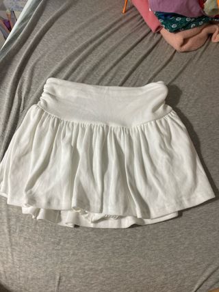 Falda blanca fruncida