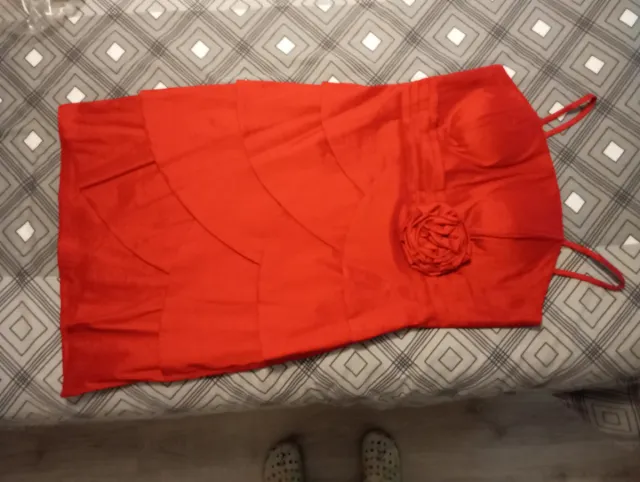 Vestido de fiesta rojo con flor