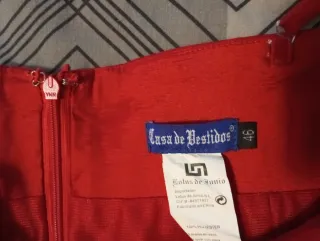 Vestido de fiesta rojo con flor