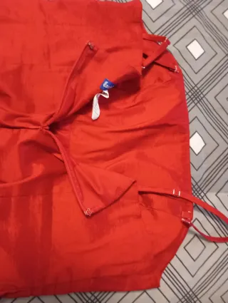 Vestido de fiesta rojo con flor