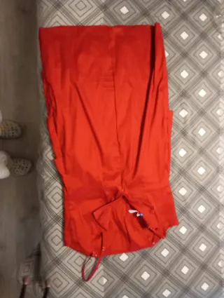 Vestido de fiesta rojo con flor