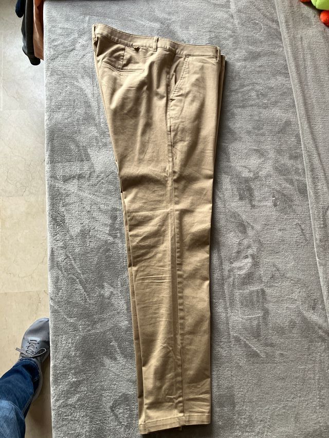 Pantalón de vestir beige con bolsillos