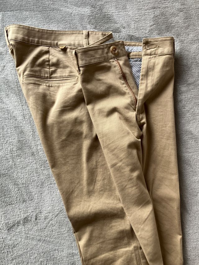 Pantalón de vestir beige con bolsillos