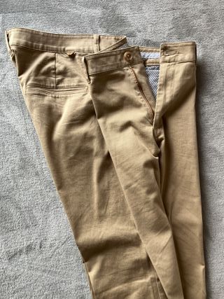 Pantalón de vestir beige con bolsillos