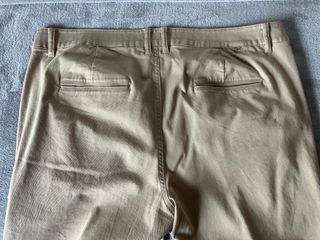 Pantalón de vestir beige con bolsillos