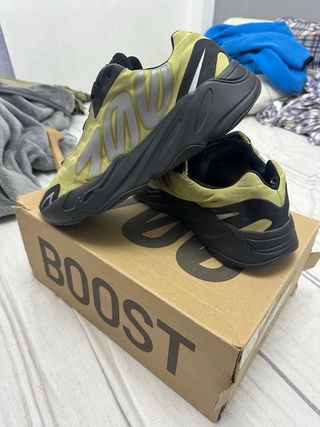 Adidas Yeezy 700