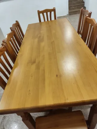 Mesa extensible de madera con 8 sillas