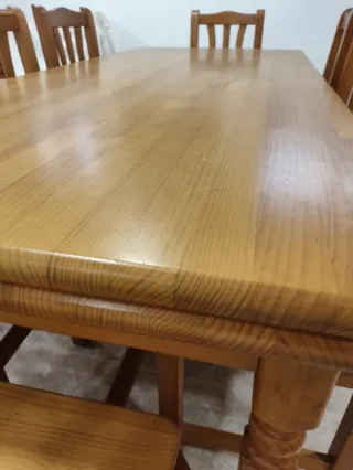 Mesa extensible de madera con 8 sillas