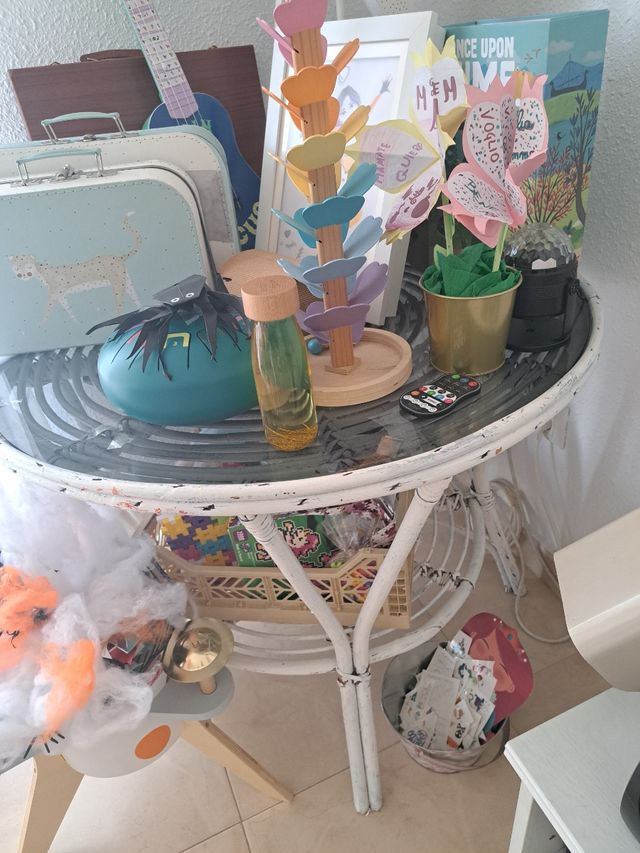 Mesa auxiliar redonda cristal y mimbre