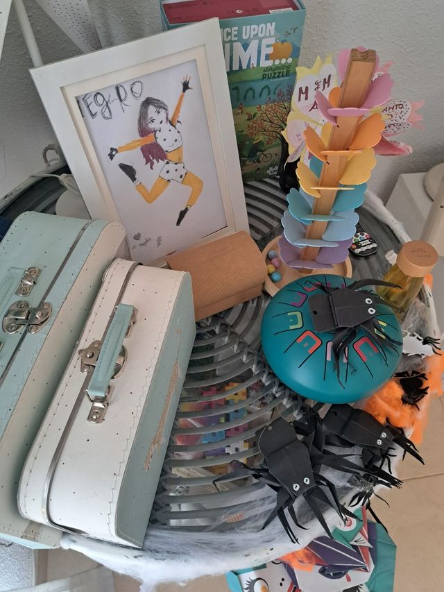 Mesa auxiliar redonda cristal y mimbre