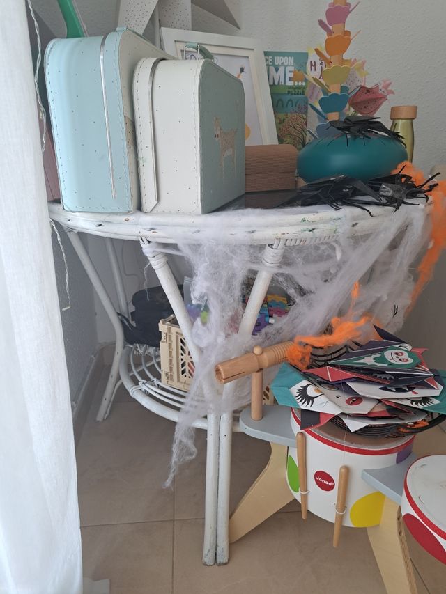 Mesa auxiliar redonda cristal y mimbre