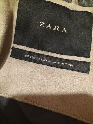 Abrigo beige con capucha