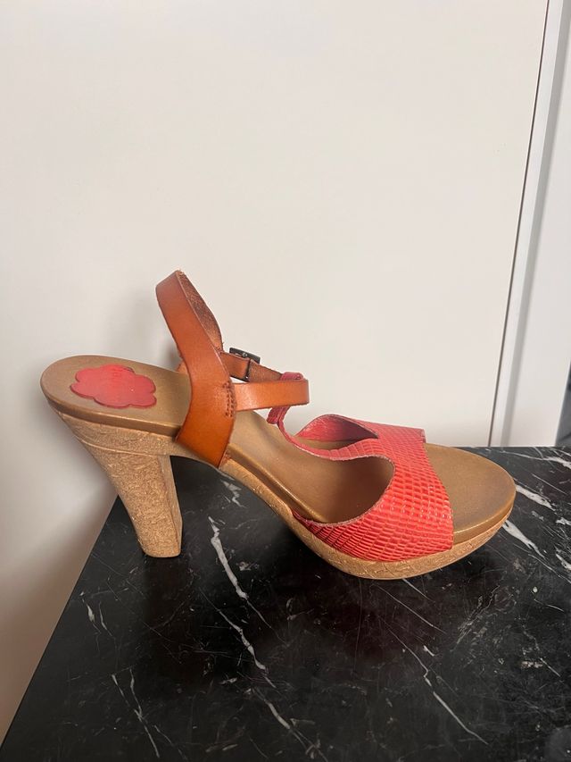 Sandalias Porronet Tacón Coral y Marrón