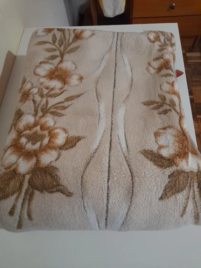 Manta bege e castanha. Tipo Paduana.