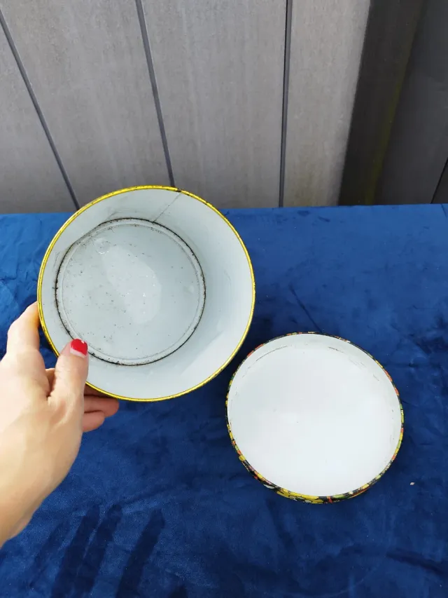 Lata antigua Colacao floral