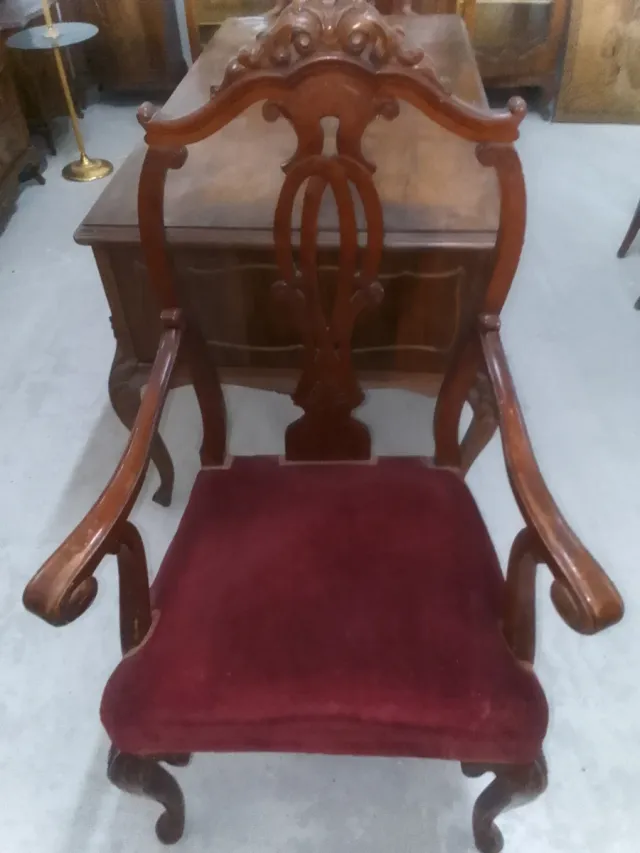 Butacas antiguas de caoba con tapicería de terciop