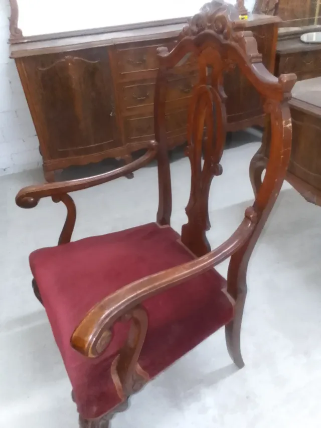 Butacas antiguas de caoba con tapicería de terciop