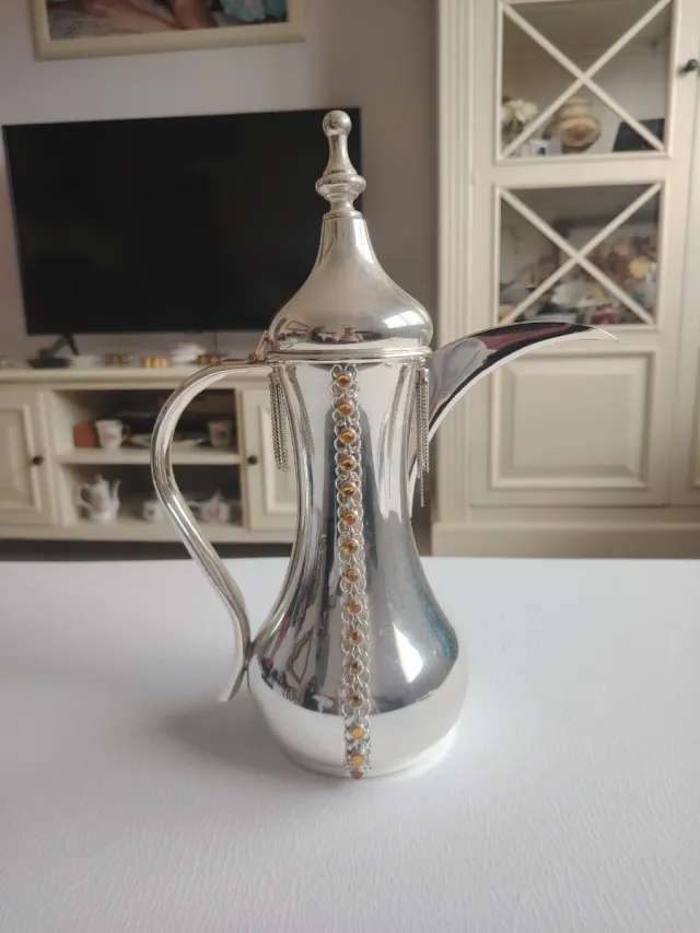 Juego de té metálico dorado y plateado