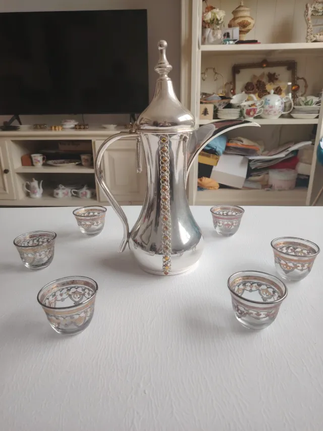 Juego de té metálico dorado y plateado