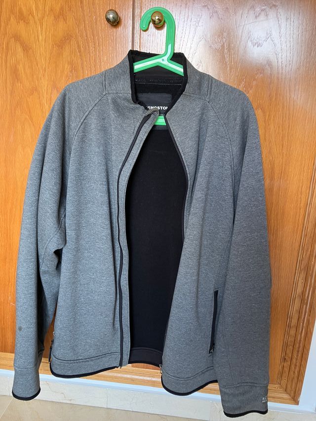 Chaqueta gris hombre con cremallera en bolsillos