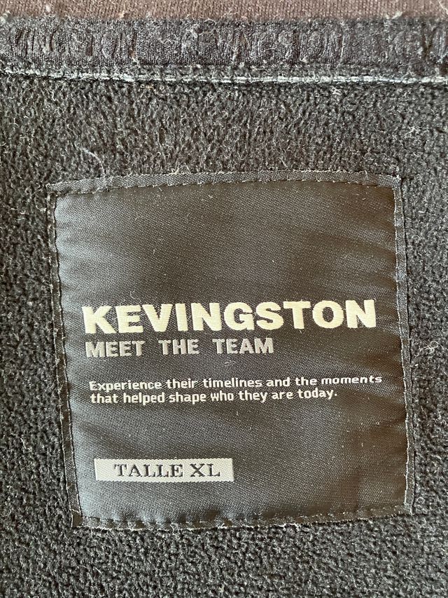 Chaqueta gris hombre con cremallera en bolsillos