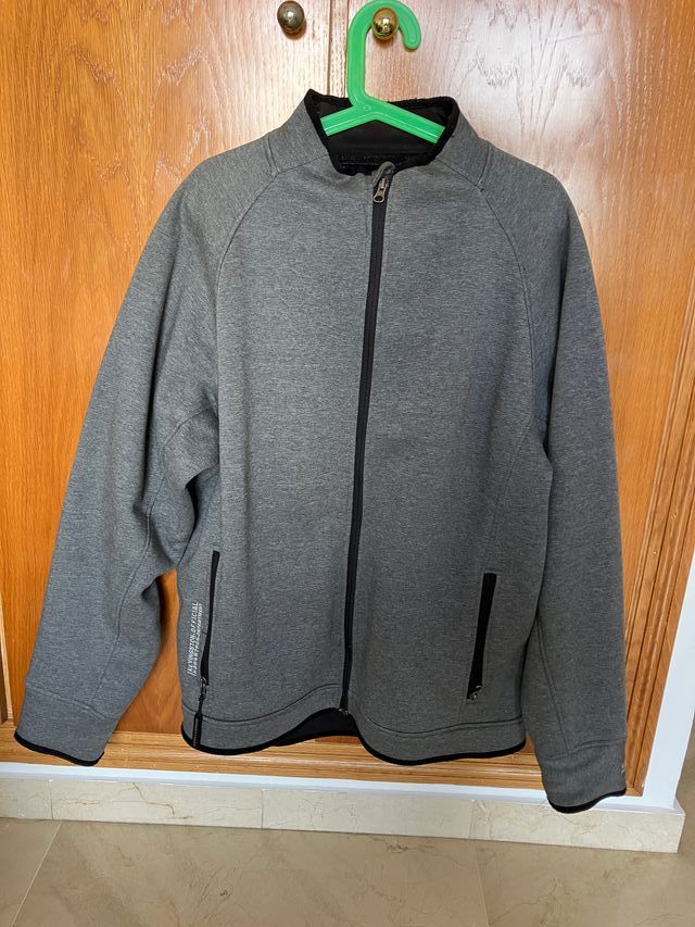 Chaqueta gris hombre con cremallera en bolsillos