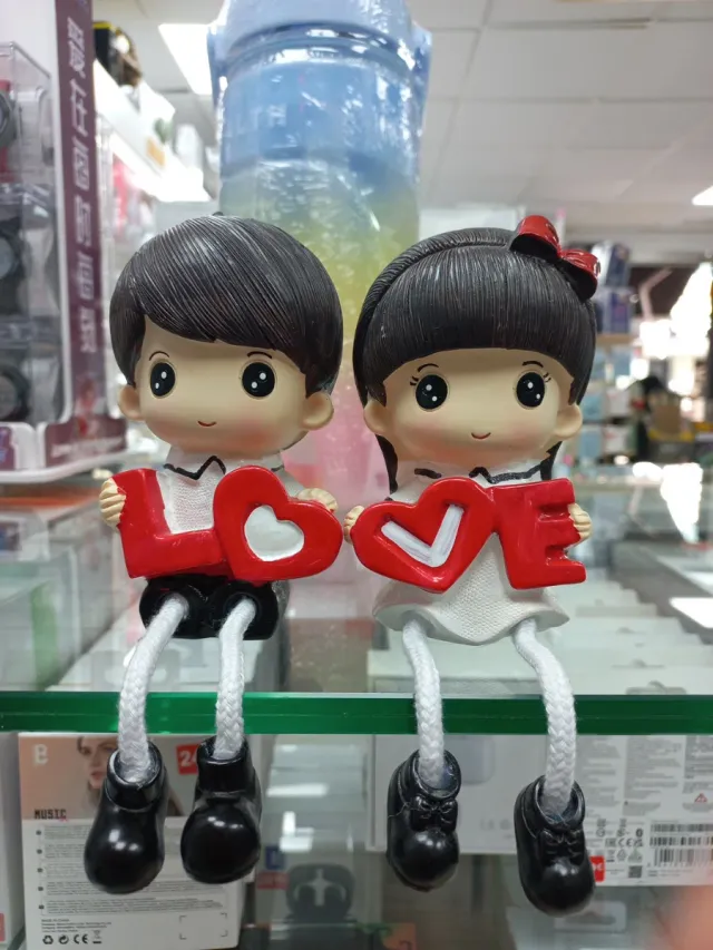 Figuritas de porcelana pareja enamorada