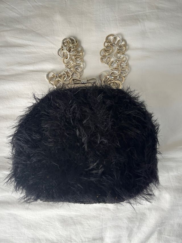 Bolso negro peludo con cadena dorada