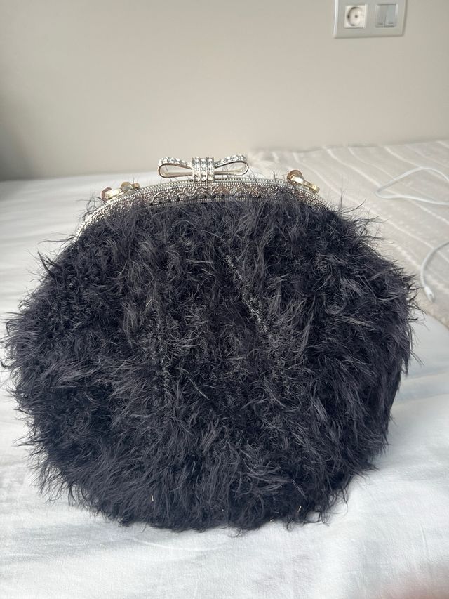 Bolso negro peludo con cadena dorada