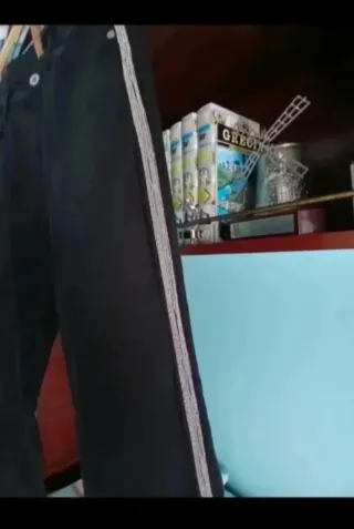 Pantalones negros con raya lateral